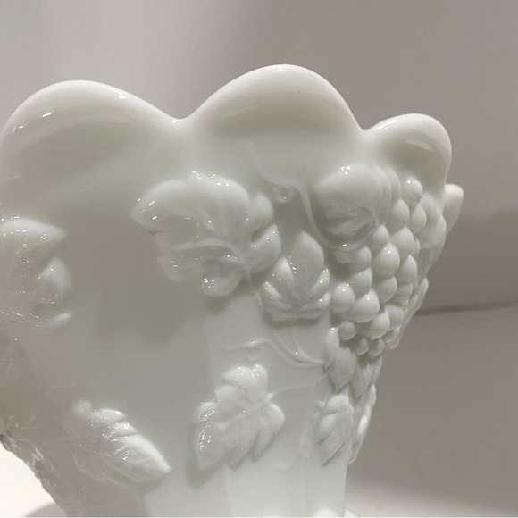 Vintage Westmoreland Milk Glass Candy Dish Compote Grapes Scalloped Edge Footed - Picture 5 of 5